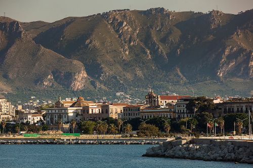 From Moorish architecture to great cathedrals, passing by local markets and extraordinary natural beauty, here are 8 experiences things to do when visiting Palermo.
