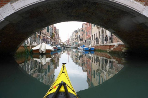 Kayak and Venice seems like a particular combination! To discover the lagoon city, there is nothing better than navigating the main canals and streams on board of a kayak.