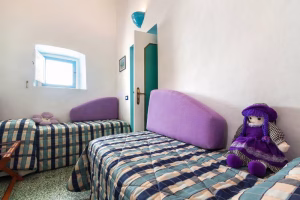 Twin bedroom with two single beds at Il Brigante apartment Casale Villarena