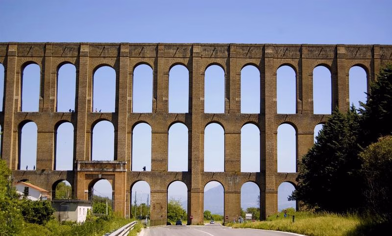 Ponti della Valle aqueduct of the Royal Palace of Caserta, three-tiered arches crossing the valley.