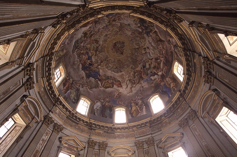 Frescoed dome of the Cappella del Tesoro di San Gennaro with windows and gilded ribs.