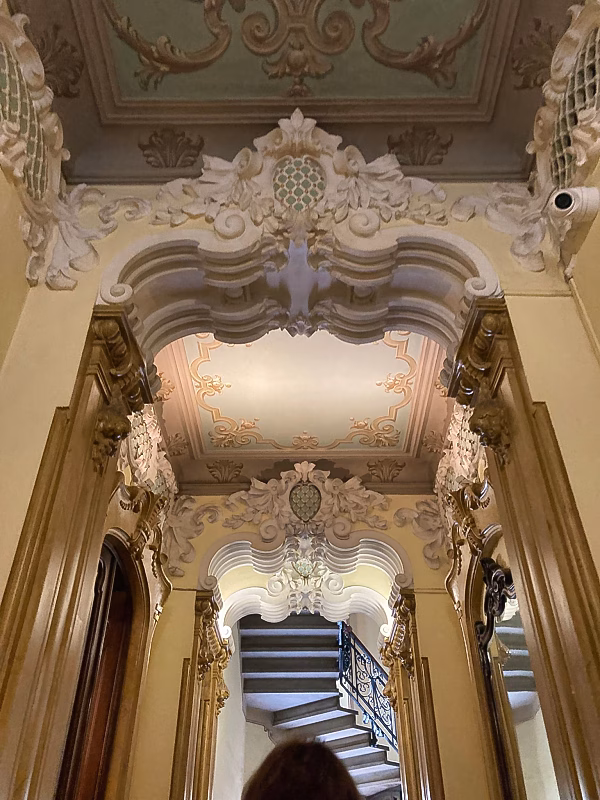 Liberty interiors Early 20th-century Liberty residential vestibule with sculpted plaster arches in Turin