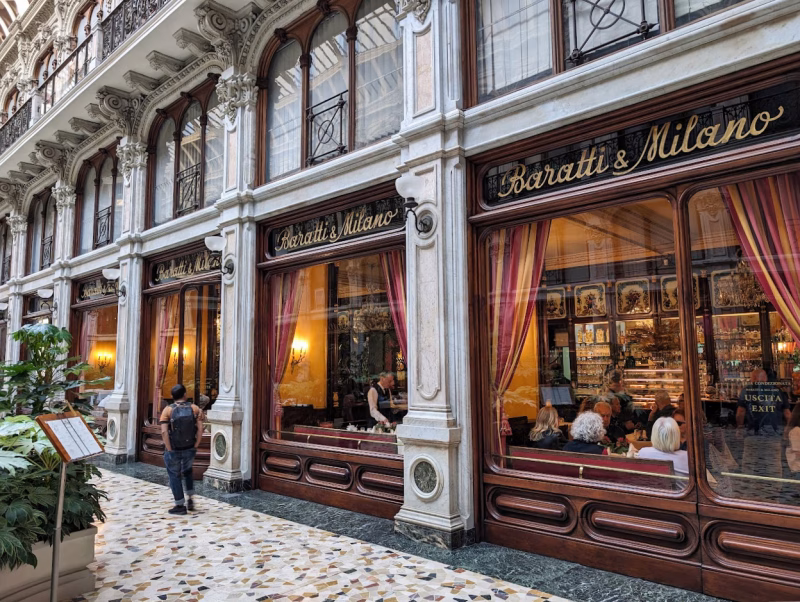 Caffè Baratti & Milano inside the Galleria Subalpina in Turin