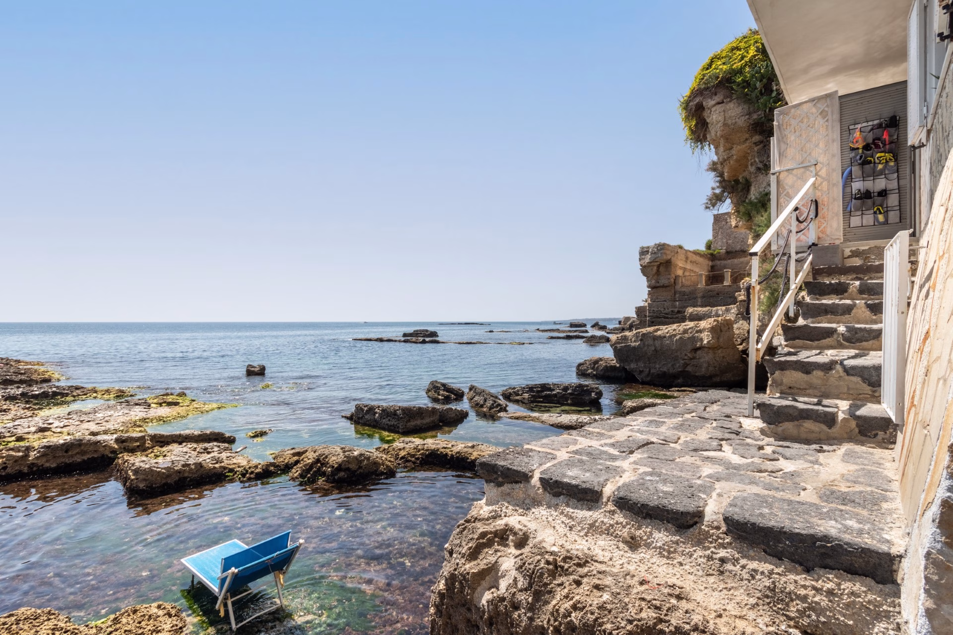 Rocky sea access below B&B La Giuggiulena in Siracusa