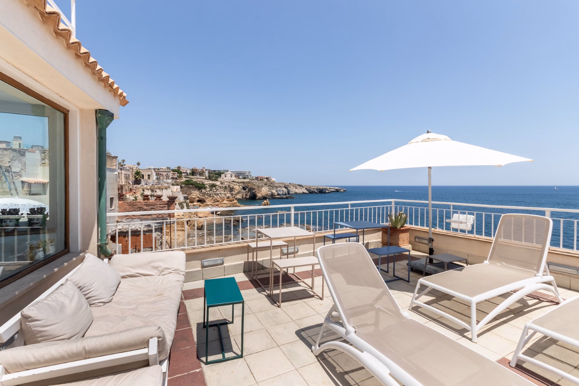 Sea-view terrace and solarium at B&B La Giuggiulena in Siracusa
