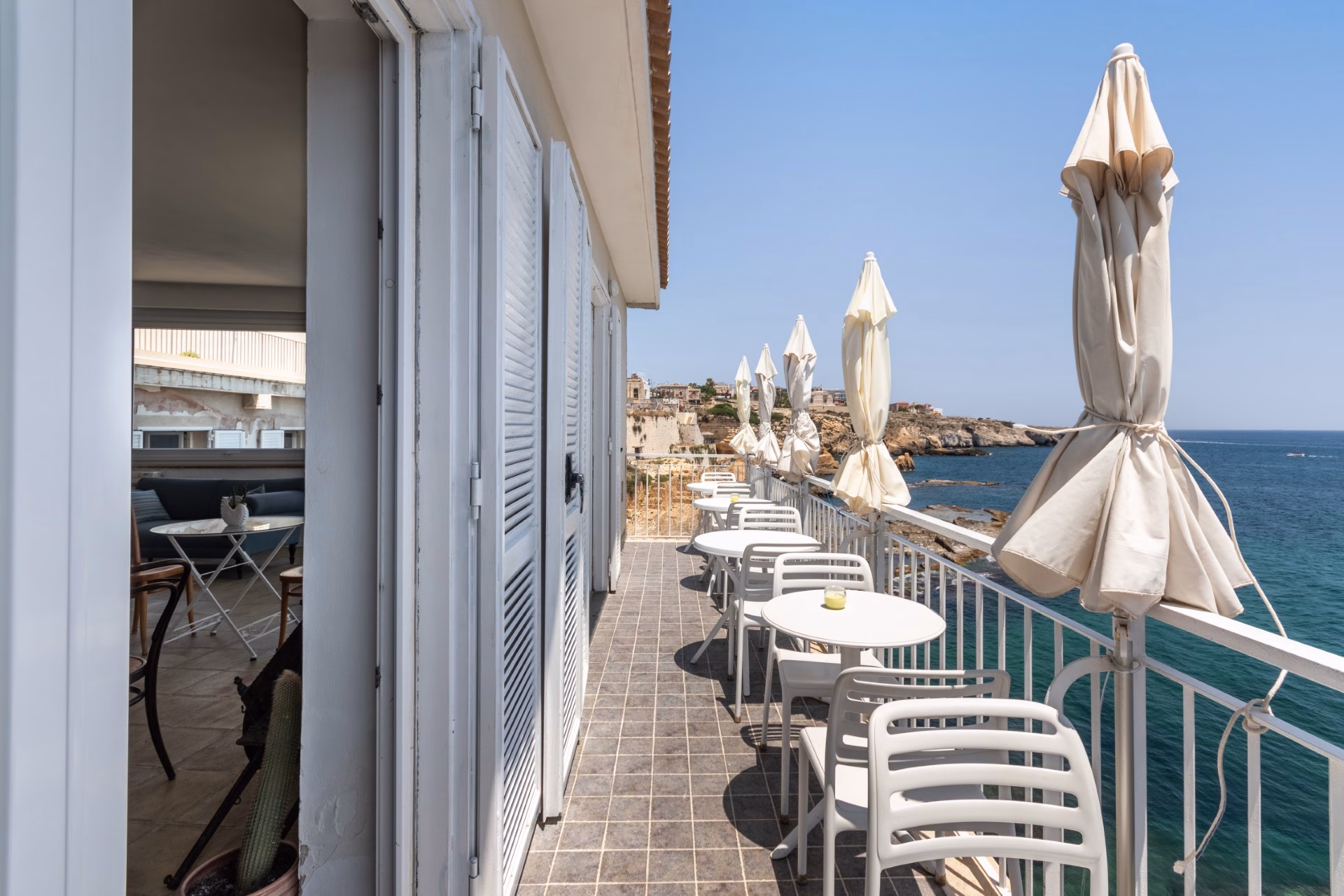 Breakfast terrace overlooking the sea at B&B La Giuggiulena in Siracusa