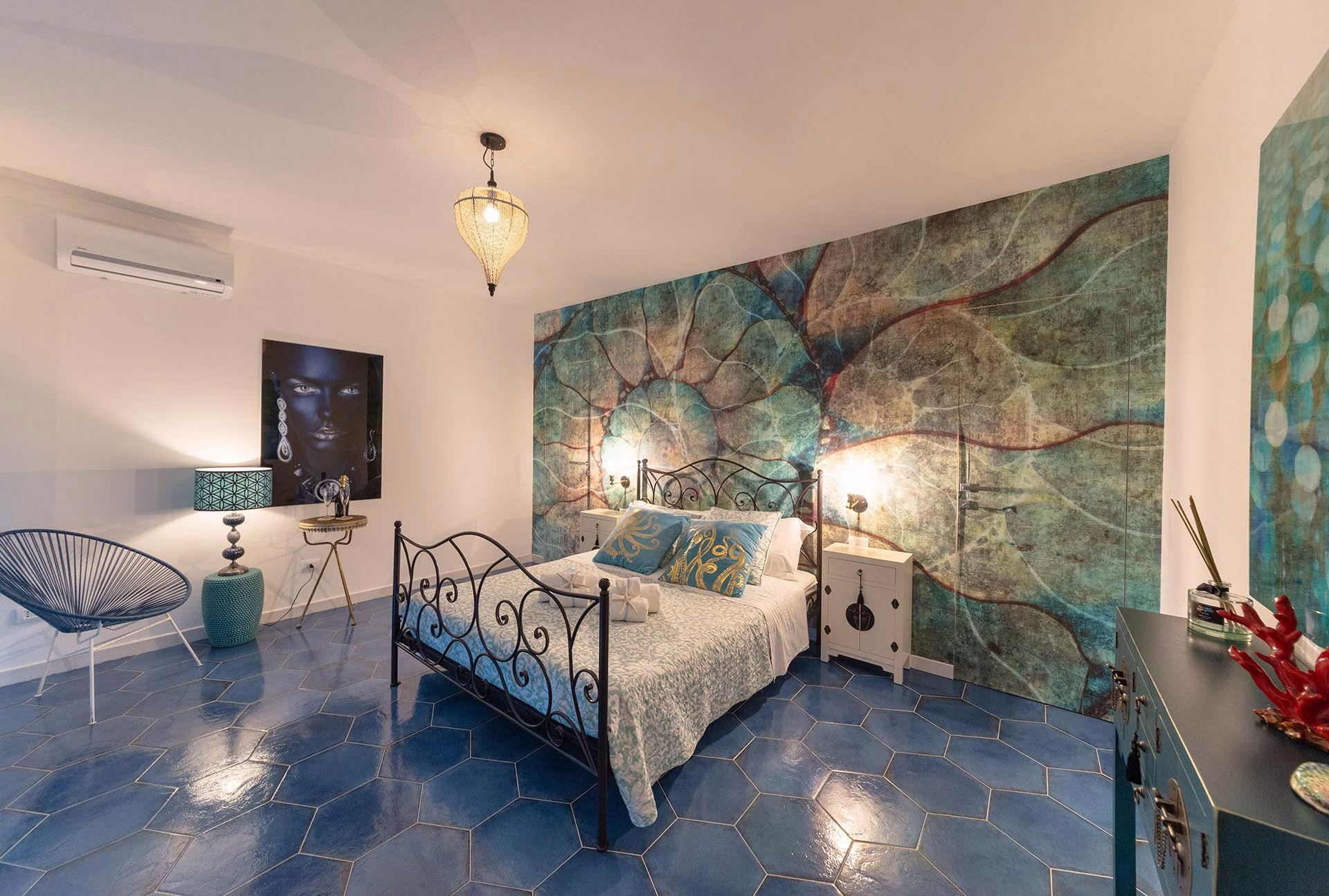 Suite Quattro Cuori with outdoor jacuzzi feature