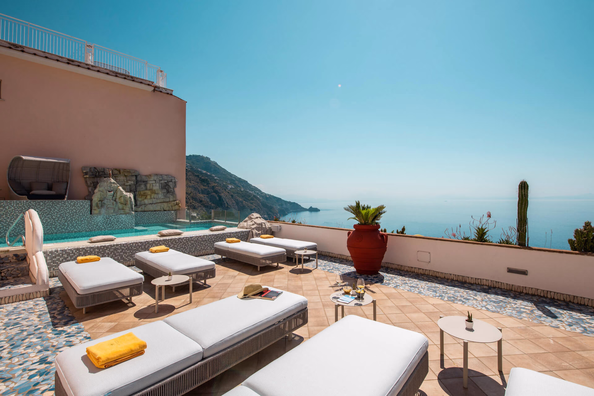 Panoramic swimming pool and solarium at Hotel Margherita in Praiano
