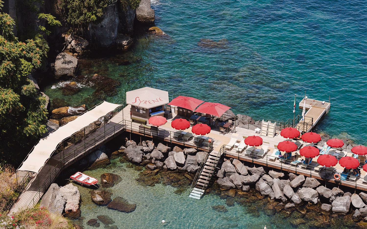 Sea-level bathing terrace with sunbeds at Bellevue Syrene