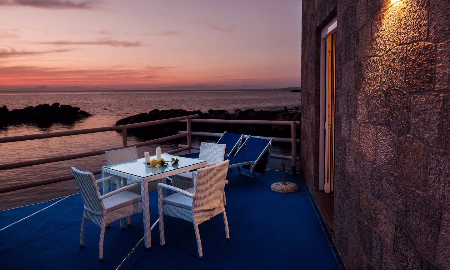 Living room and sea view in the Suite Sea View at Ischia Blu Resort