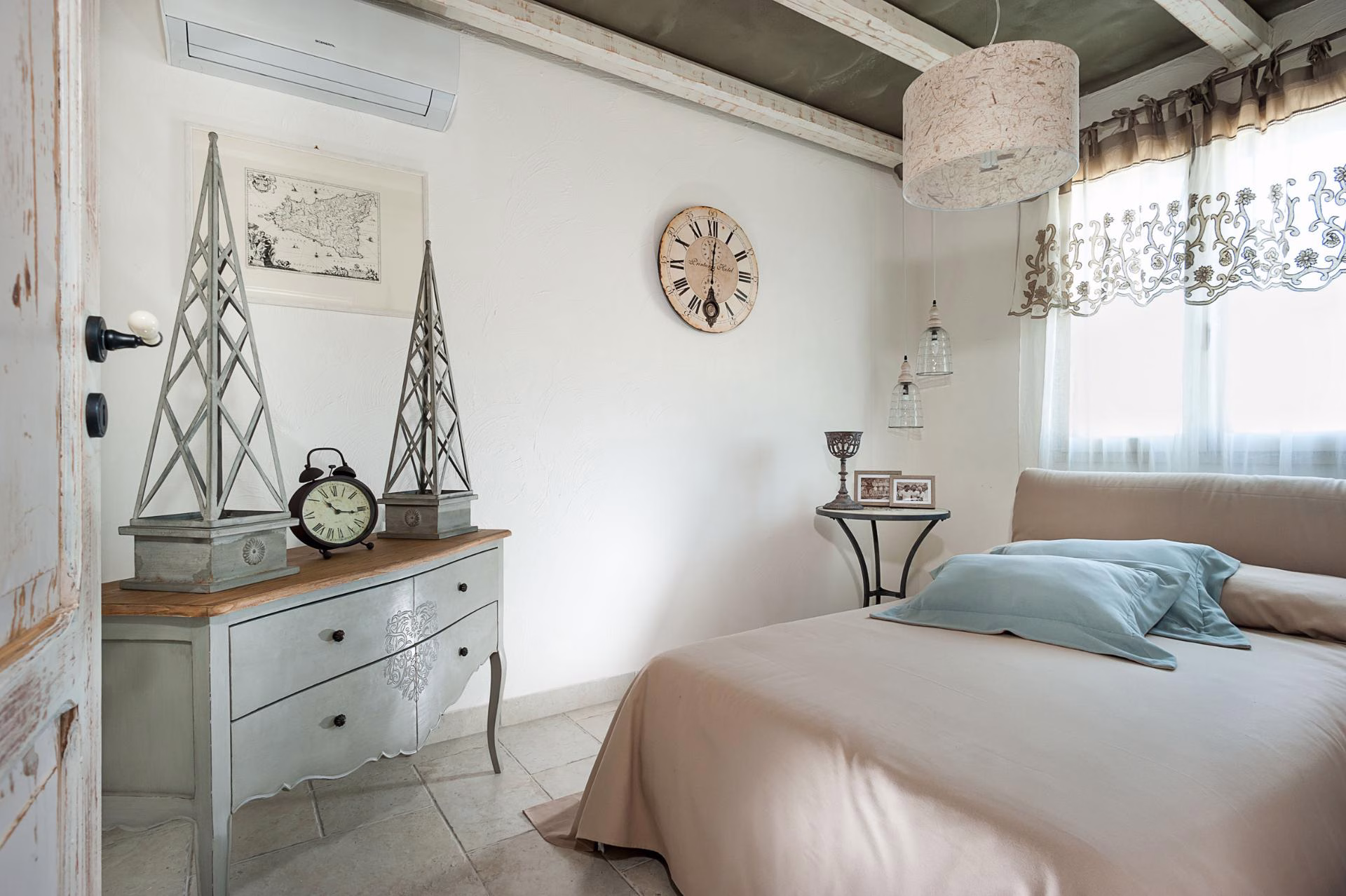 Bedroom with 120 centimetre French bed at Villa Pina