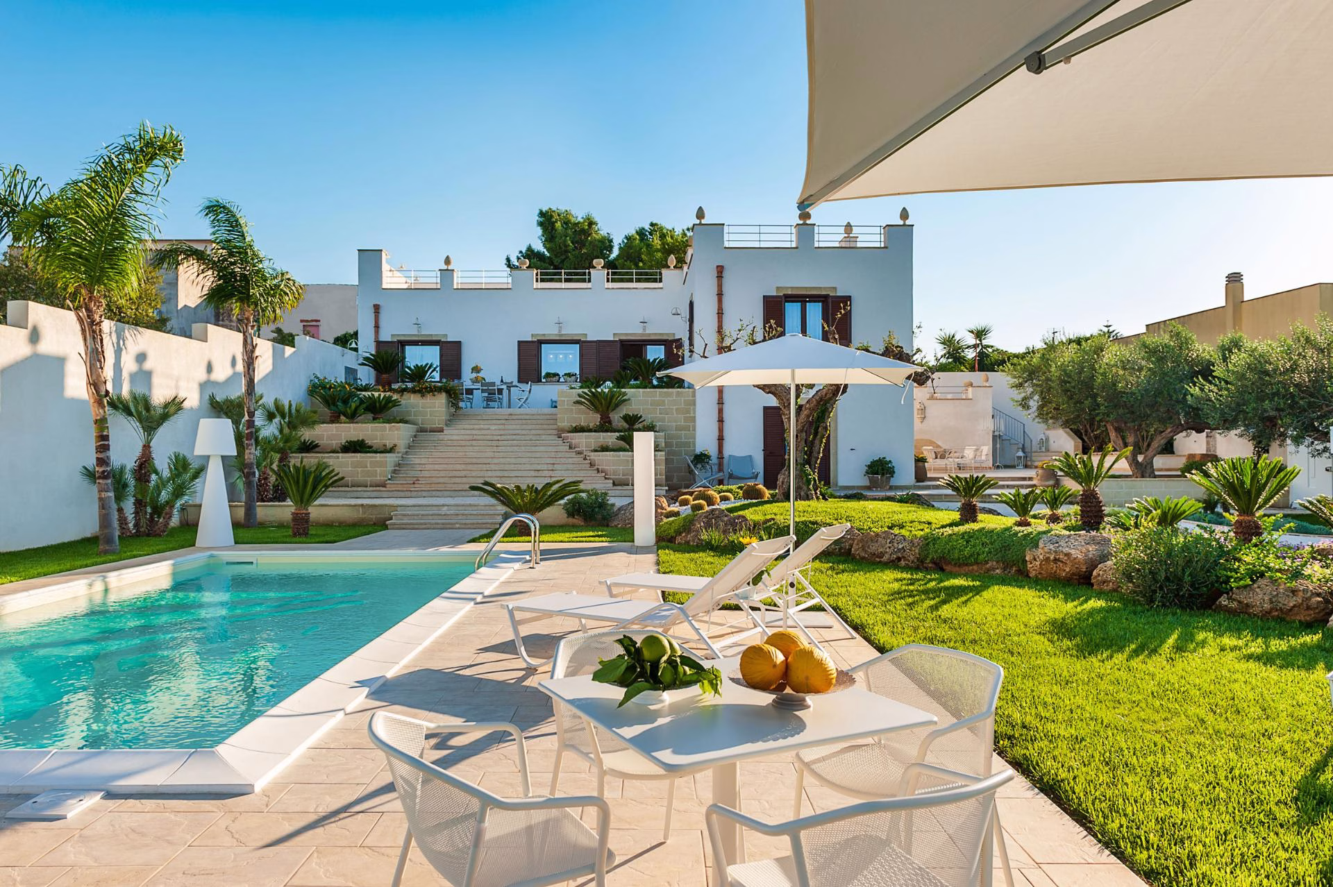 Villa Pina garden, swimming pool and outdoor dining terrace