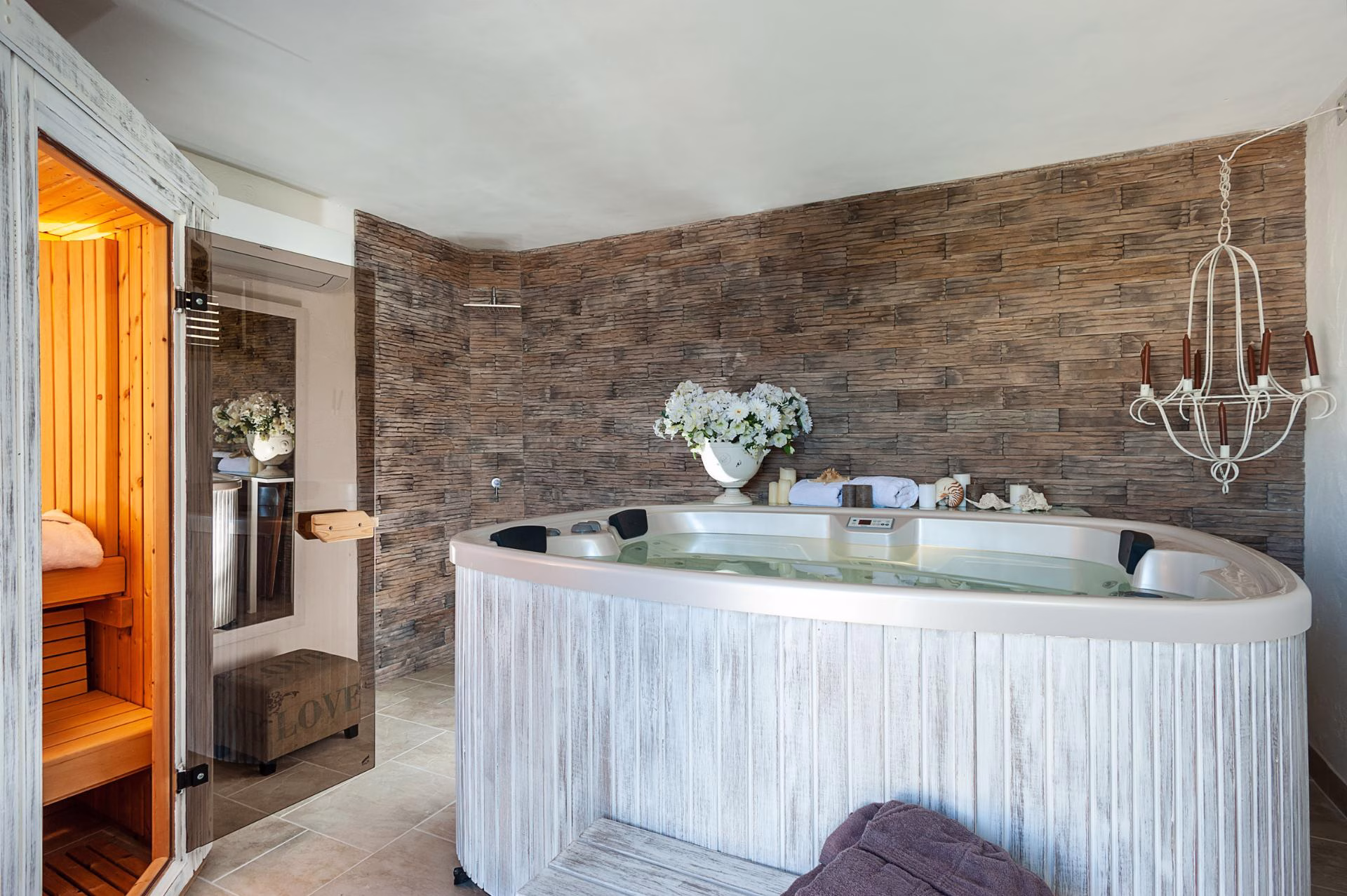 Sauna and whirlpool in the Villa Pina wellness room