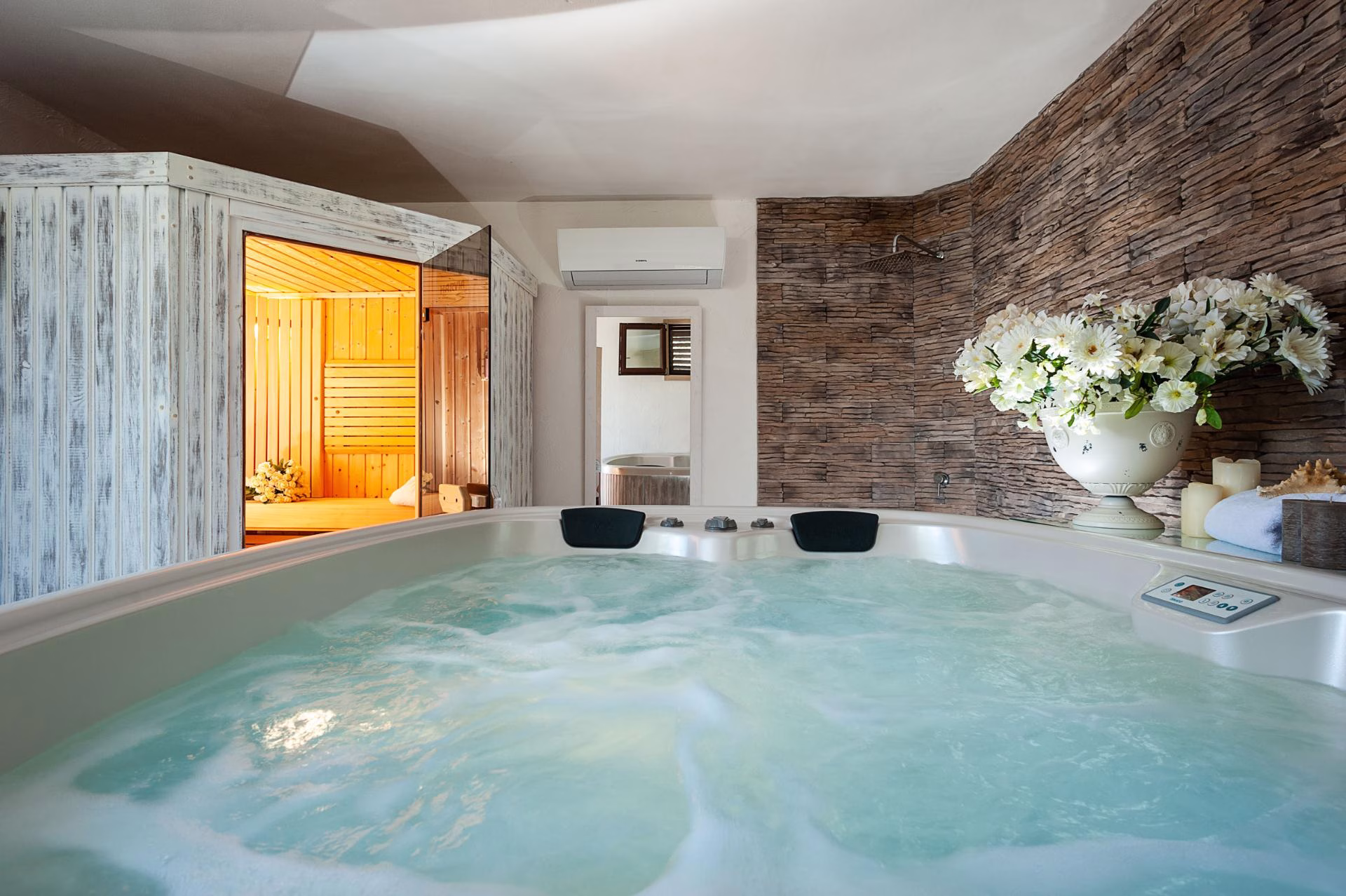 Wellness room with whirlpool at Villa Pina