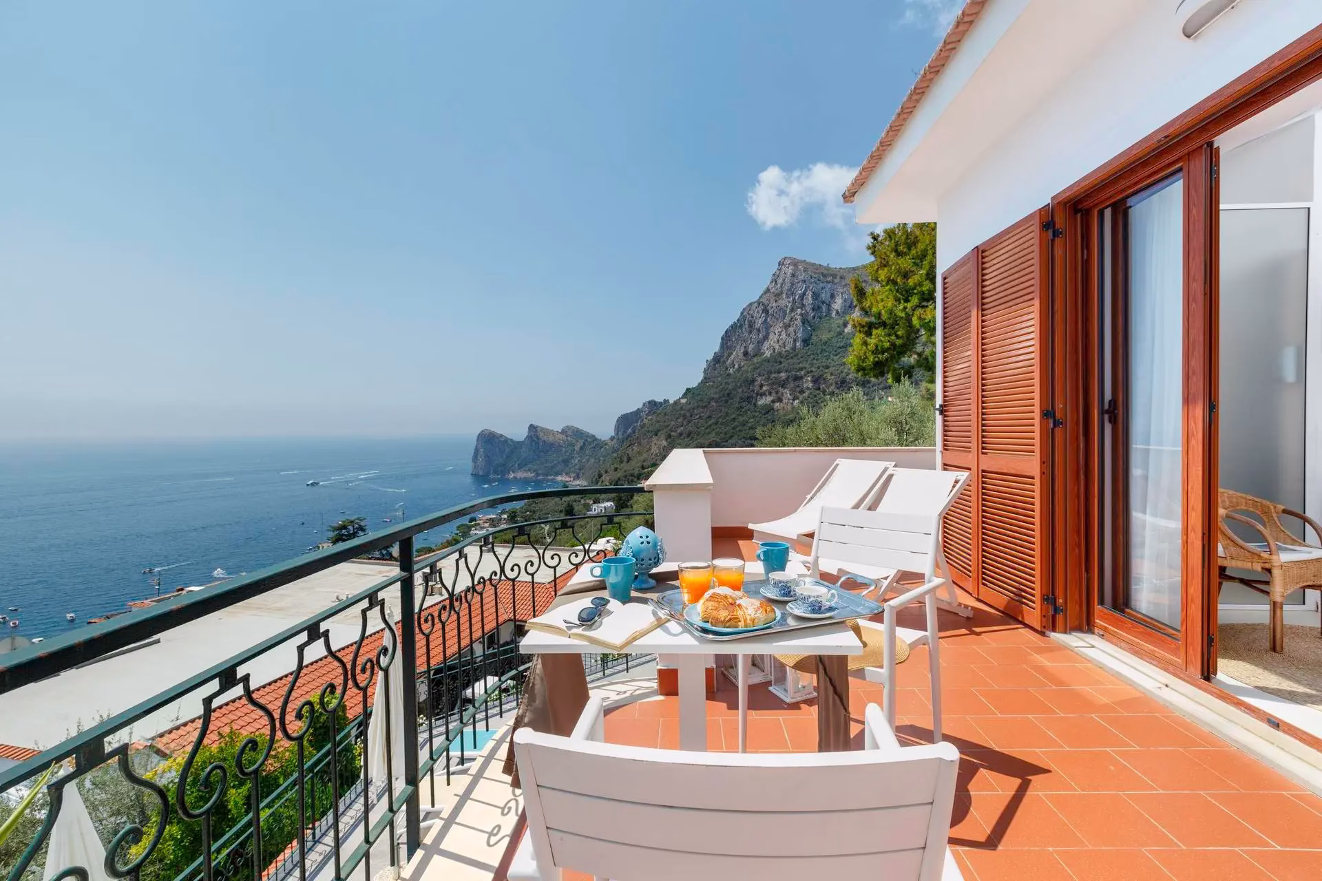 Sea-view terrace at Villa Mira in Nerano
