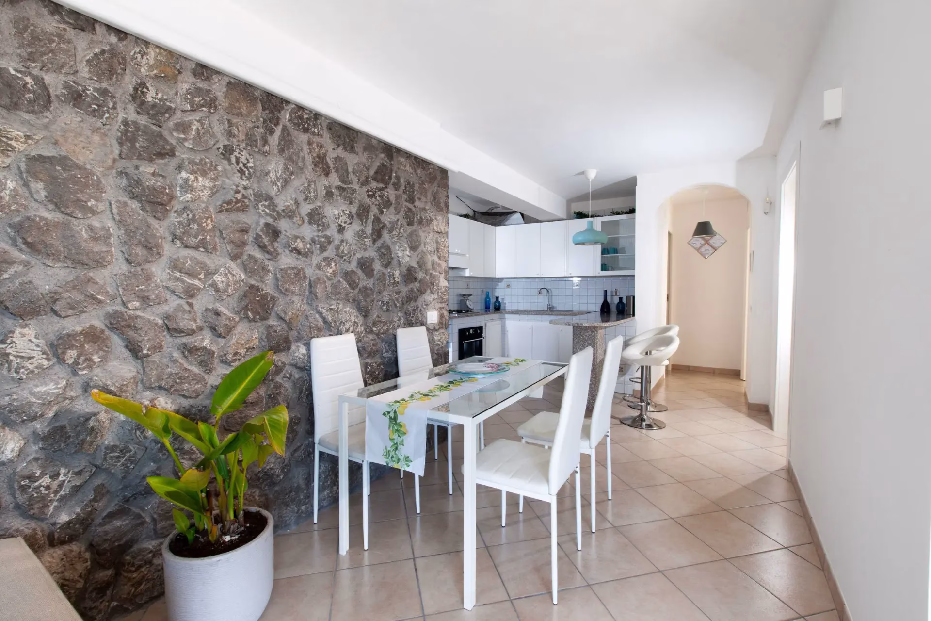 Kitchen and dining area in Villa Mira's independent apartment