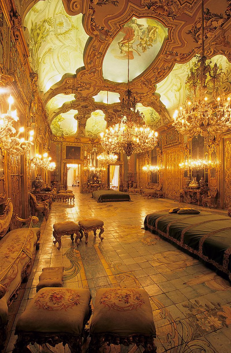 Vertical view of the Gallery of Mirrors and its pierced ceiling