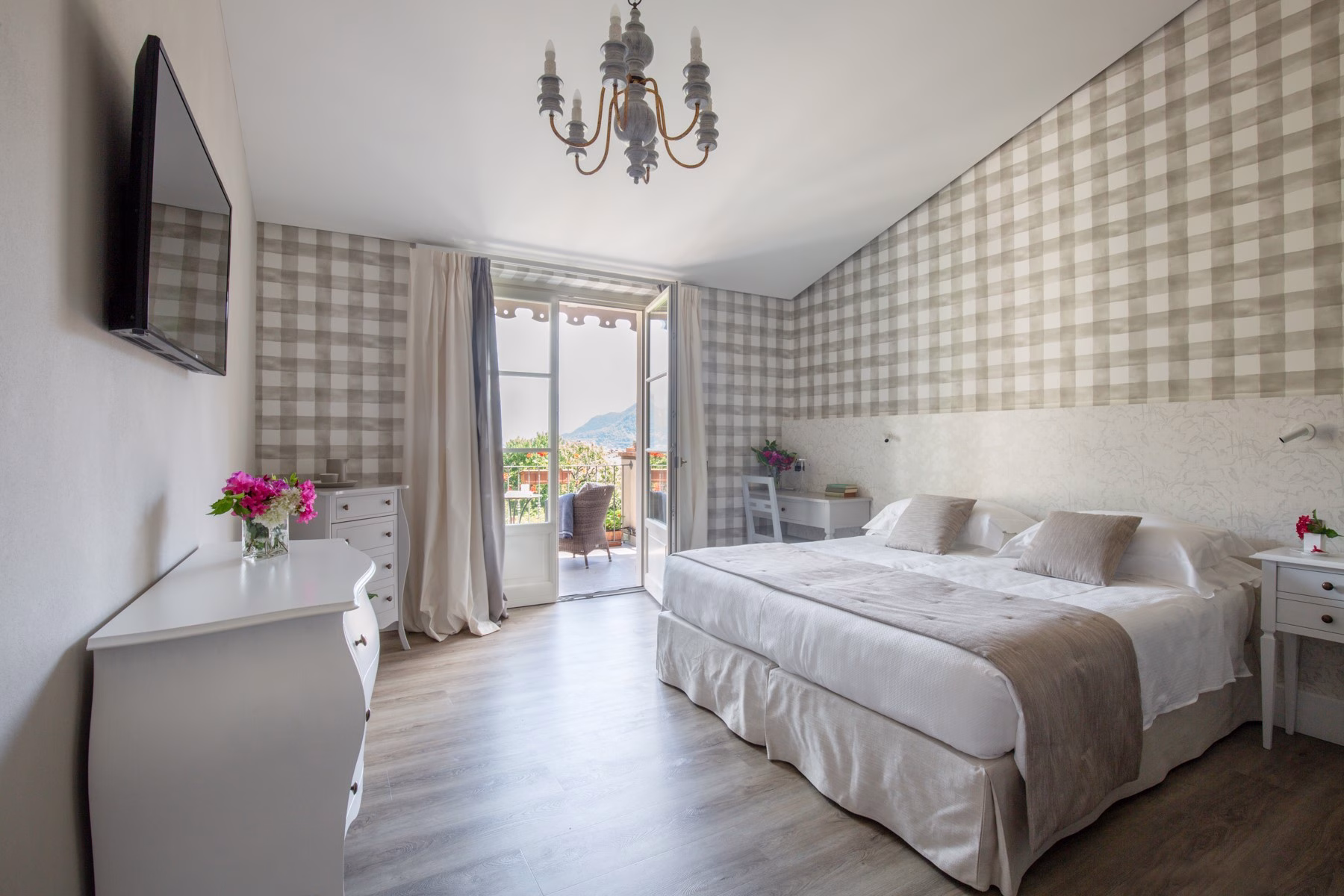 Bedroom with balcony at Park Hotel Villa Belvedere in Cannobio