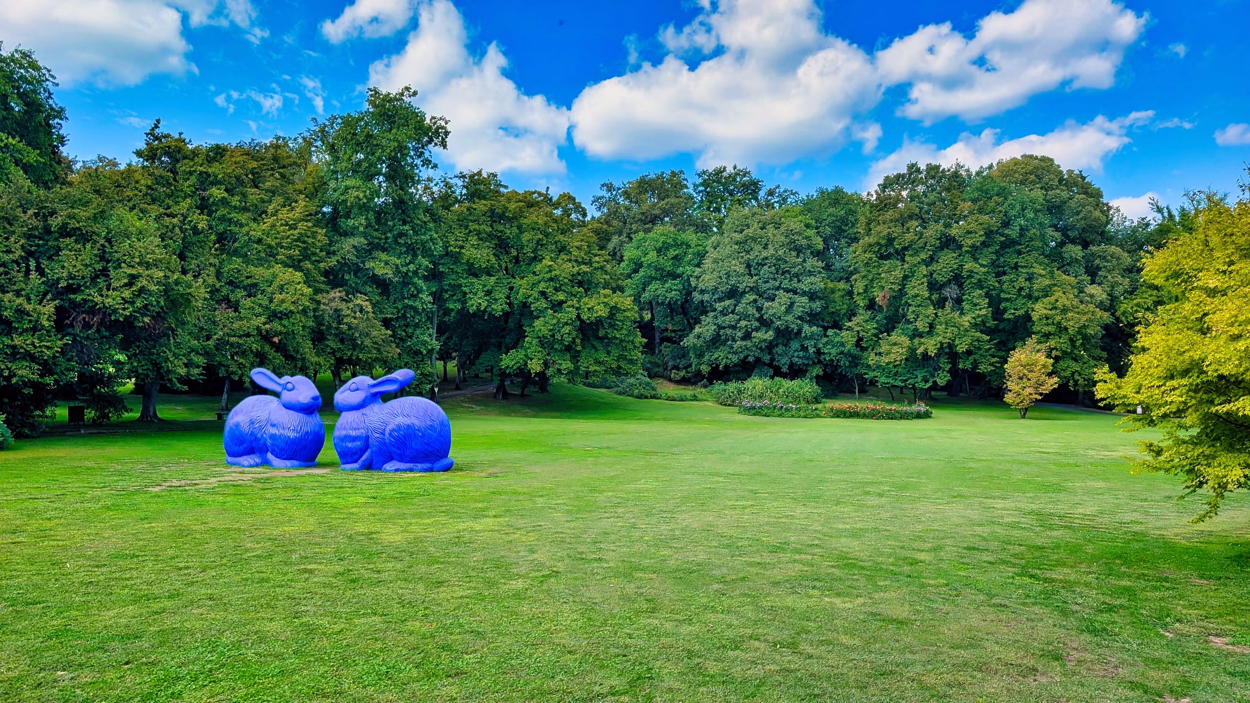 Two large blue animal sculptures on a lawn at Sigurtà in September 2026