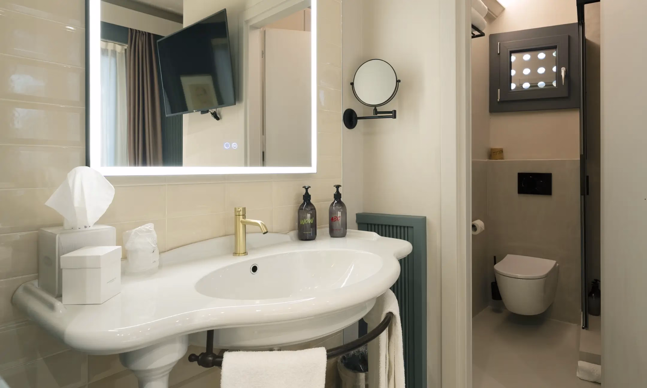 Example Superior bathroom with washbasin and mirror